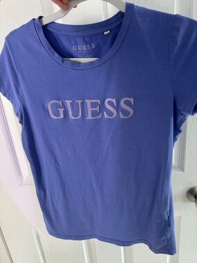 Size M Guess Short Sleeve Logo Tee in Periwinkle Blue